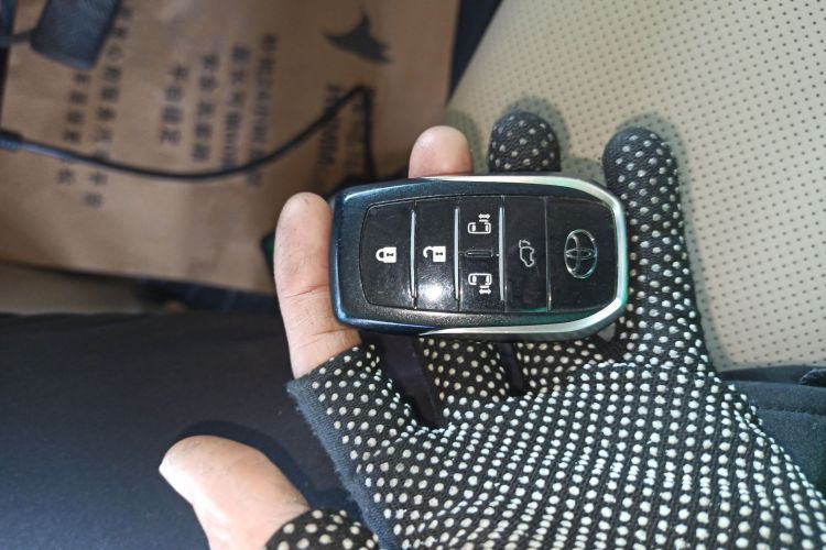 丰田 埃尔法 2012款 3.5L 豪华版中控内饰11