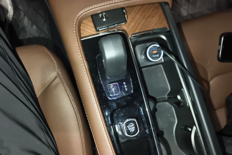 沃尔沃XC90 2024款 B6 智逸豪华版 7座中控内饰18