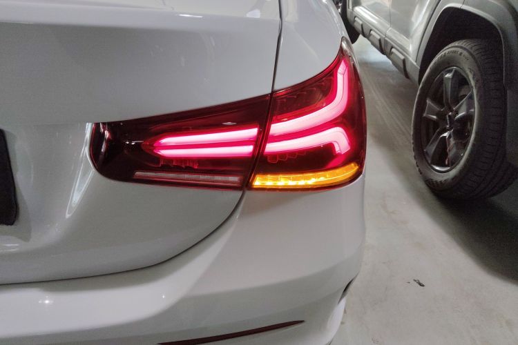 奔驰A级 2022款 改款 A 200 L 运动轿车时尚型车身外观9