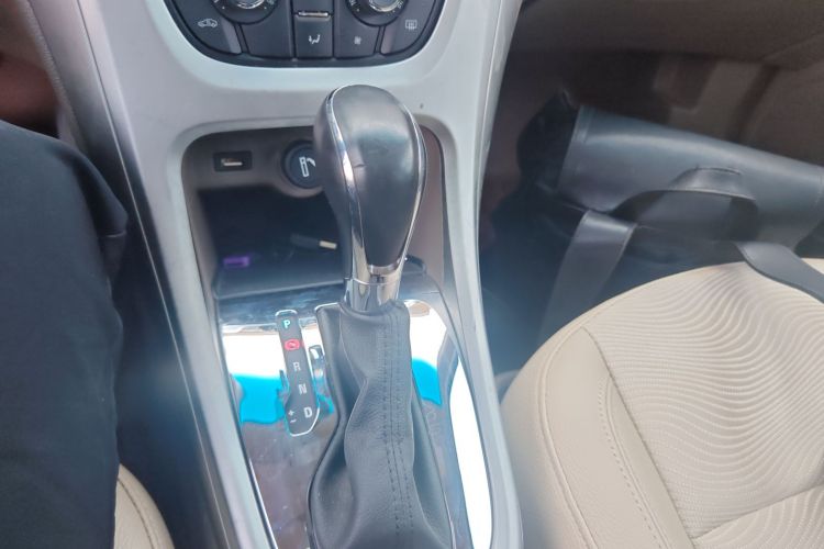 别克 英朗 2013款 GT 1.6L 自动时尚版中控内饰18