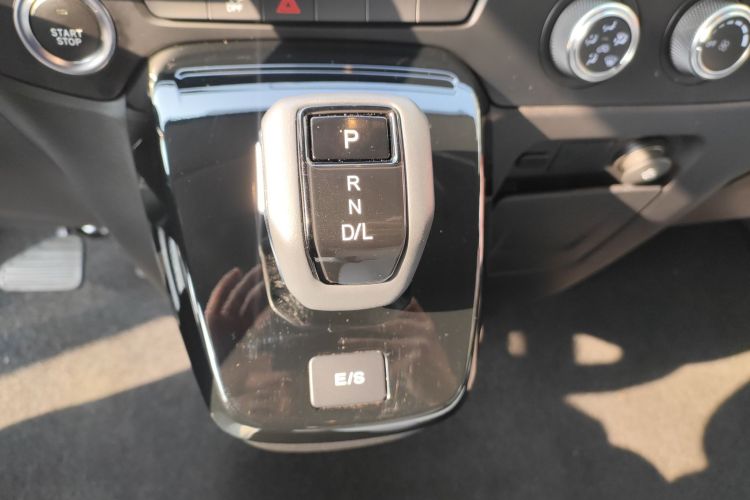 江铃福顺 2025款 2.0T 8AT柴油短轴中顶商运型多功能乘用车5/6座中控内饰18