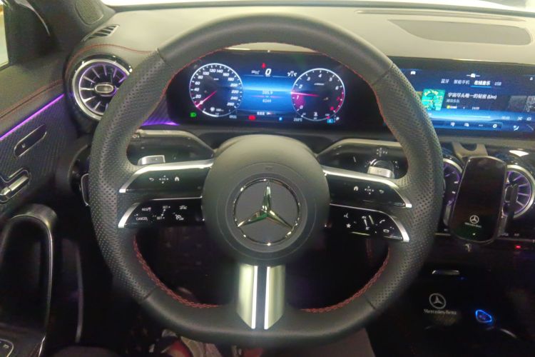 奔驰A级 2024款 改款 A 200 L 时尚型中控内饰13