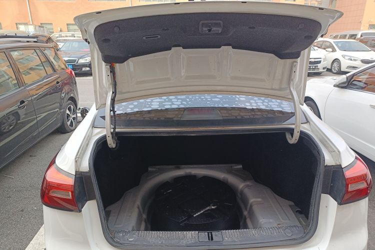 荣威360 2018款 PLUS 1.5L 自动尊享版机舱底盘23