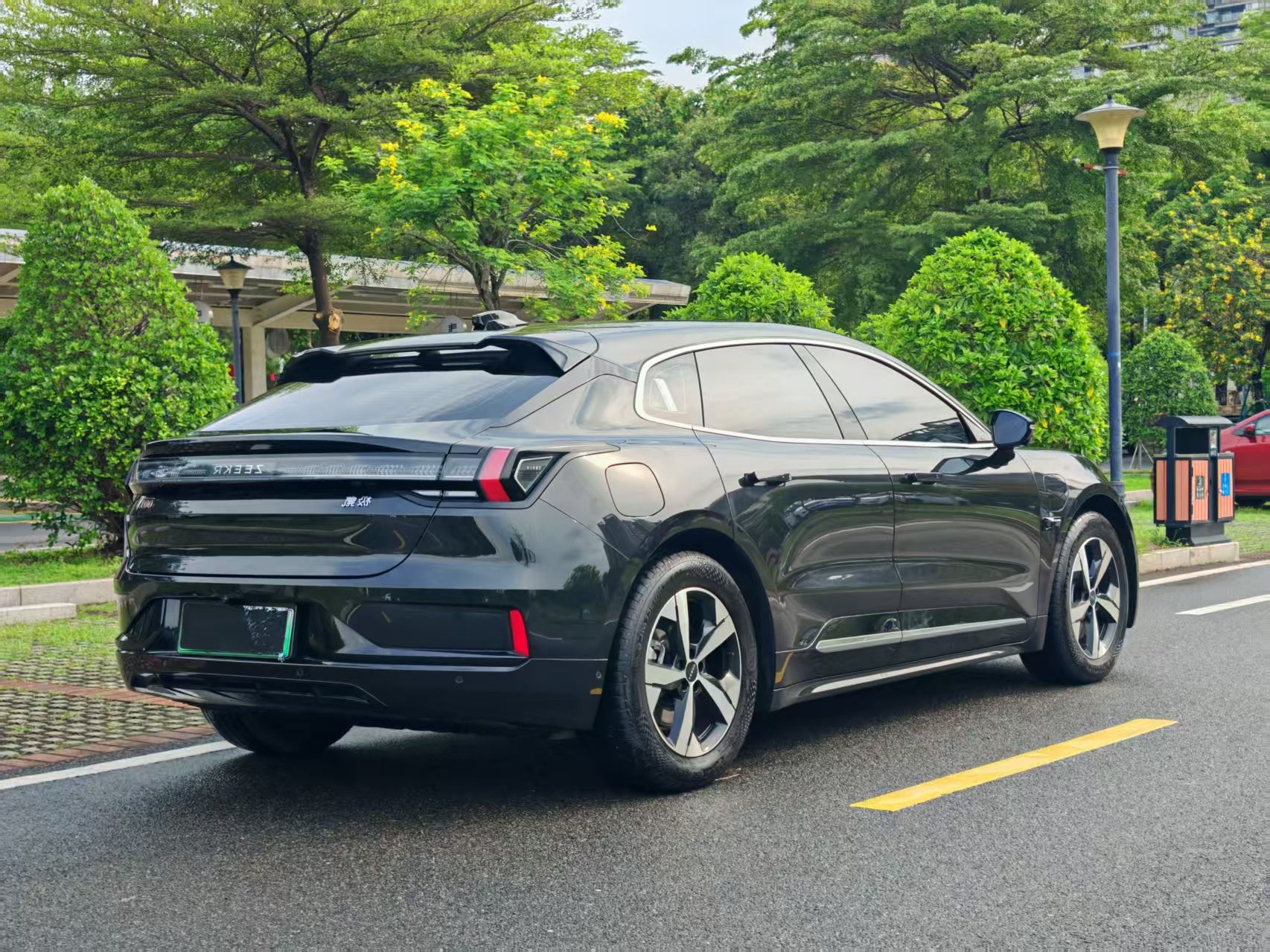 极氪001 2022款 长续航双电机 WE版