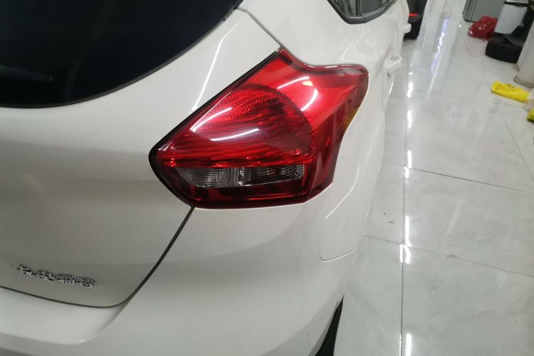 福特 福克斯 2018款 两厢经典 1.6L 自动风尚型智行版车身外观9