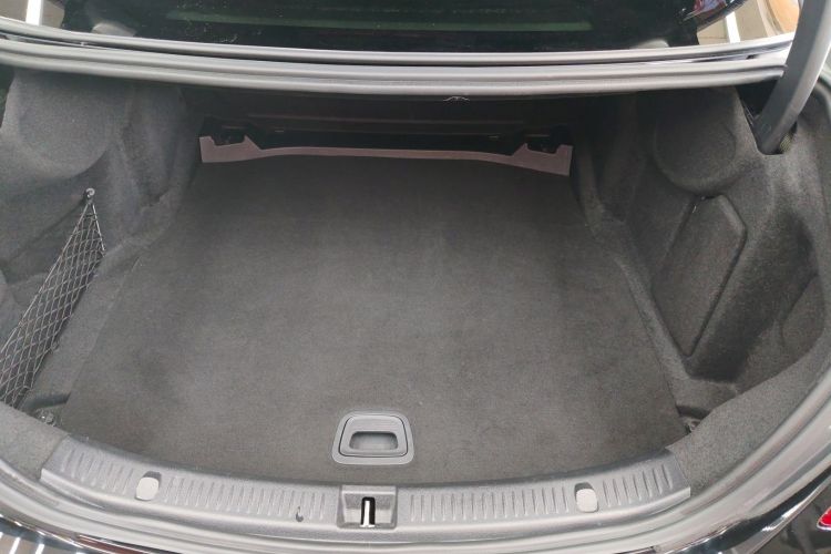 奔驰E级 2020款 改款 E 300 L 运动殊享版机舱底盘23