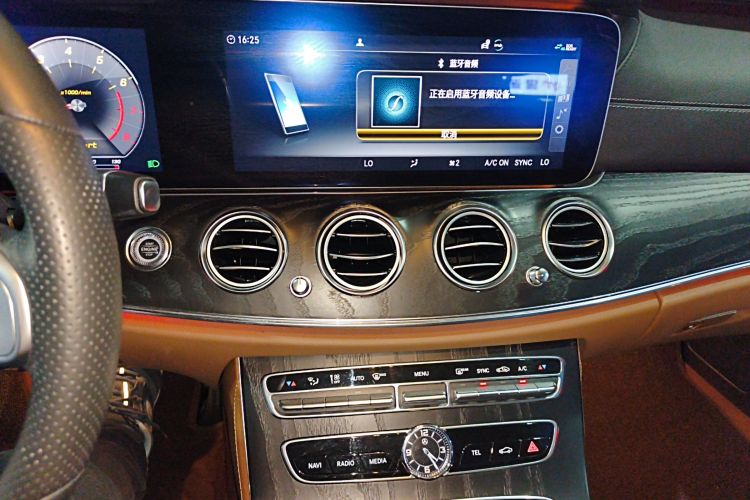 奔驰E级 2019款 E 300 L 运动时尚型中控内饰16