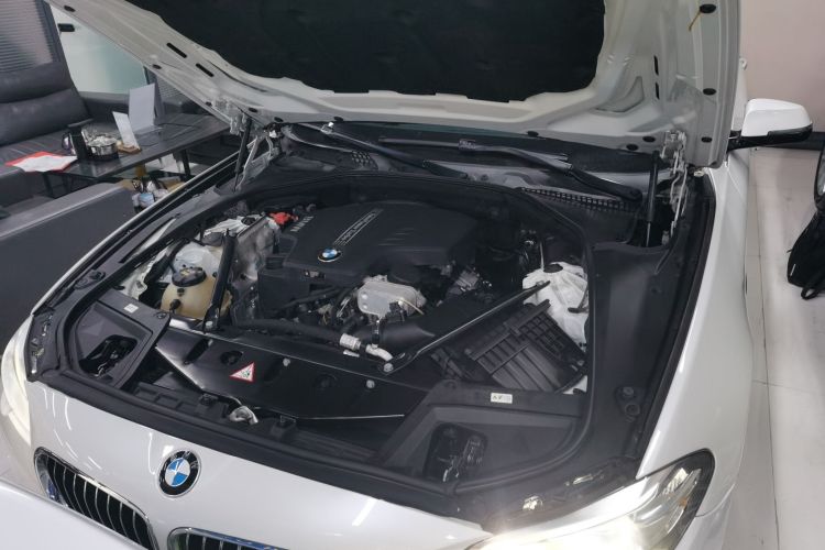 宝马5系 2014款 525Li 豪华设计套装机舱底盘24