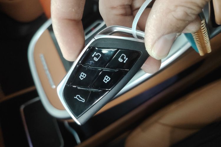 上汽大通MAXUS 大家9 2024款 超混 超长续航森林版 七座中控内饰11