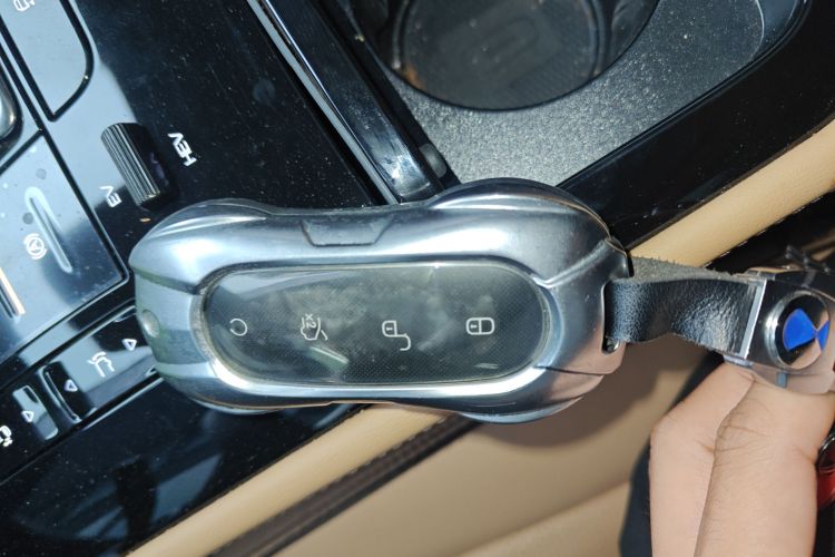 腾势D9 2024款 DM-i 980 四驱尊荣型中控内饰7001