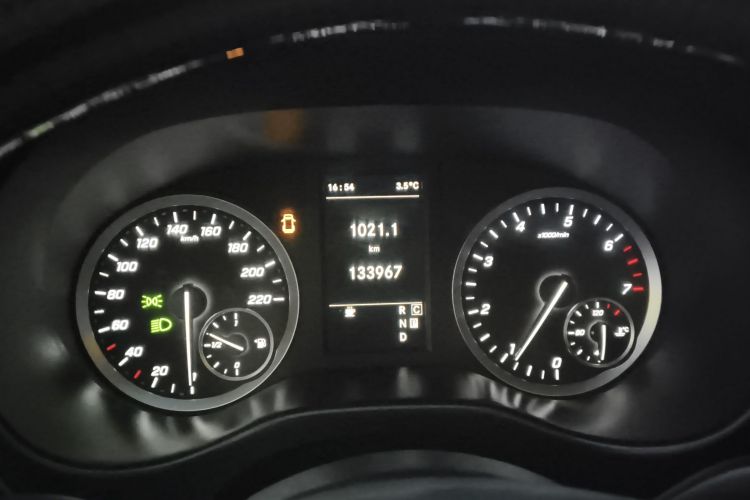 奔驰 威霆 2021款 2.0T 精英版 7座中控内饰14