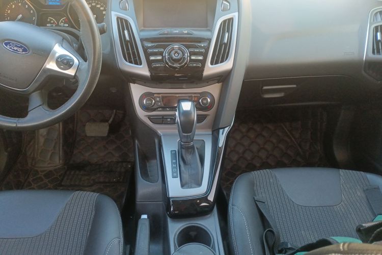 福特 福克斯 2012款 三厢 1.6L 自动风尚型中控内饰18