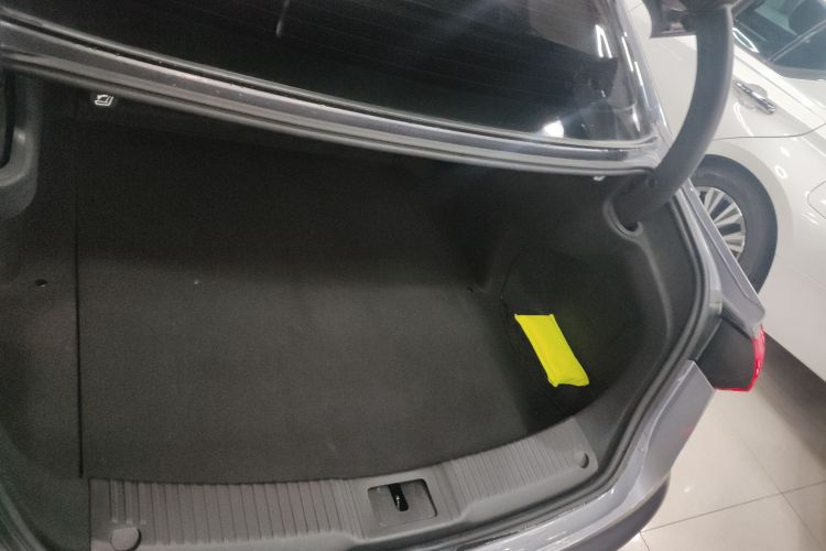 红旗H5 2023款 2.0T 自动智联旗享版机舱底盘23