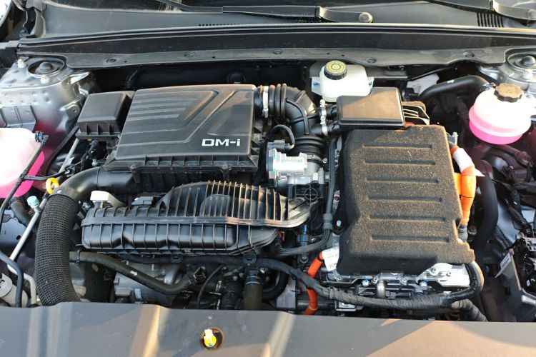 比亚迪 秦PLUS 2024款  荣耀版 DM-i 120KM超越型局部细节24