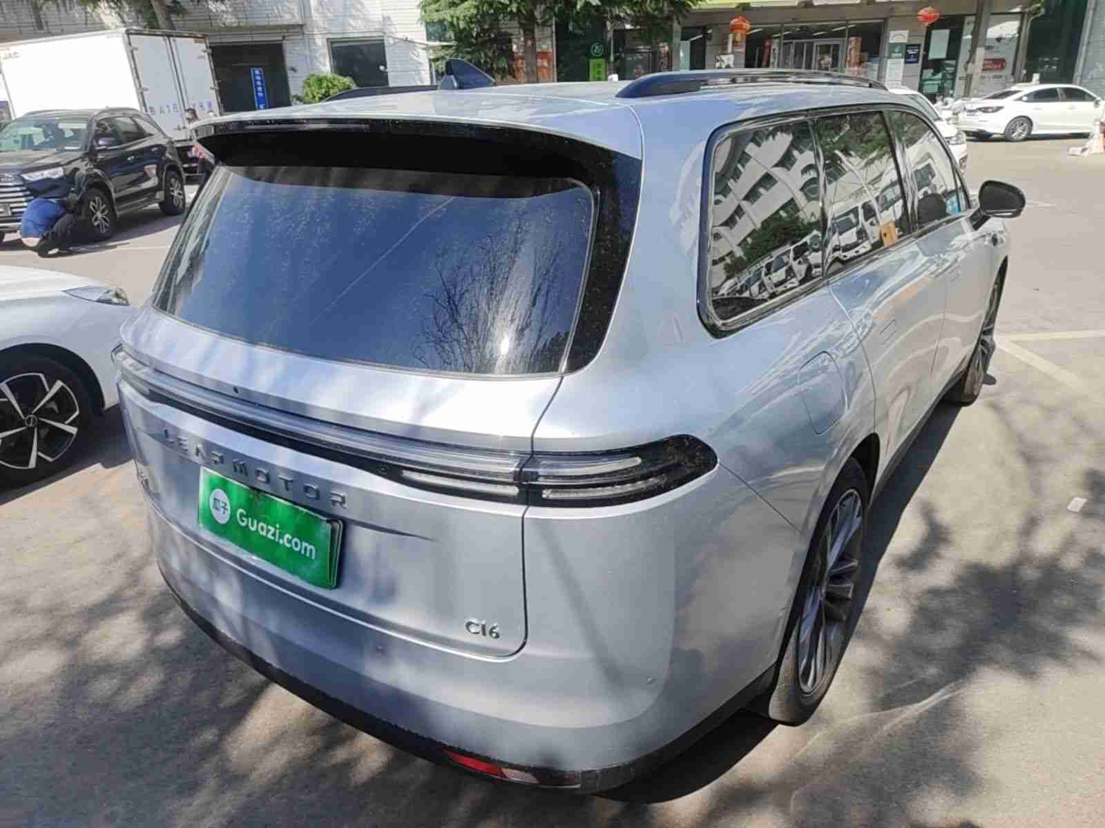 车辆右后45度视角外观