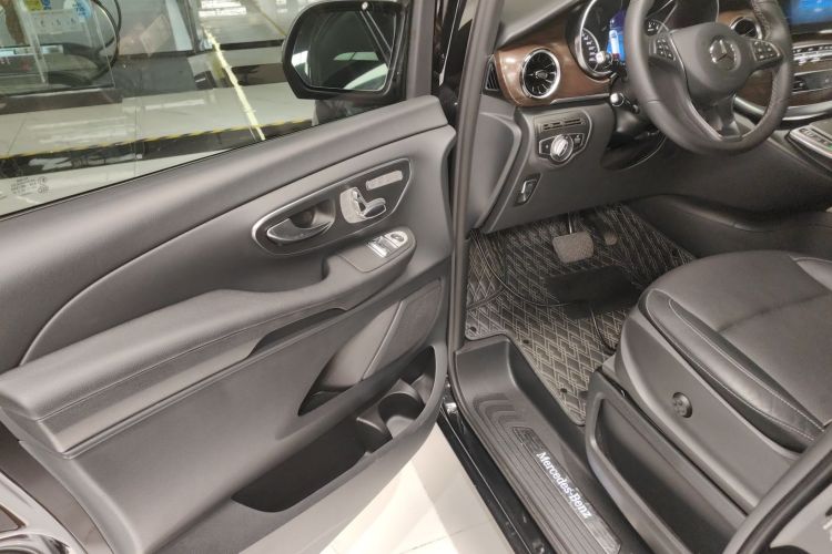 奔驰V级 2021款 V 260 领航版中控内饰20