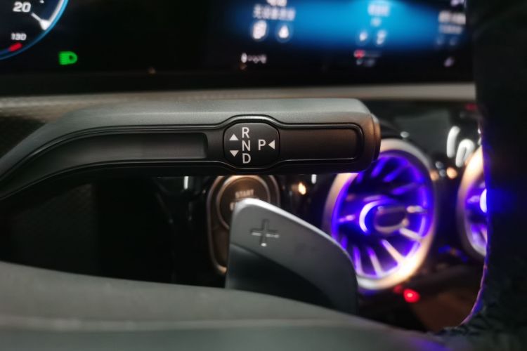 奔驰A级 2022款 改款 A 200 L 运动轿车时尚型中控内饰18