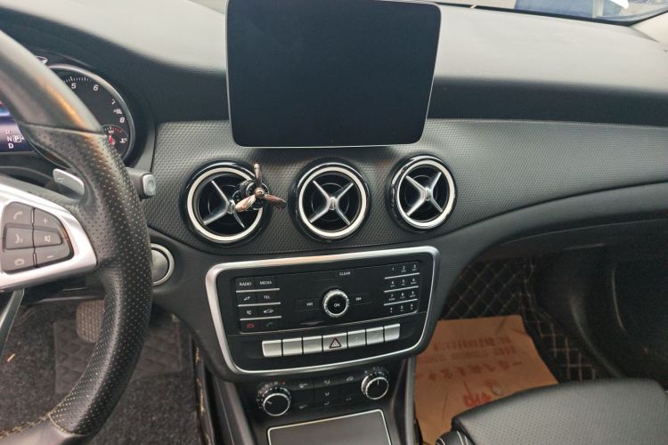 奔驰GLA 2019款 GLA 200 动感型中控内饰16