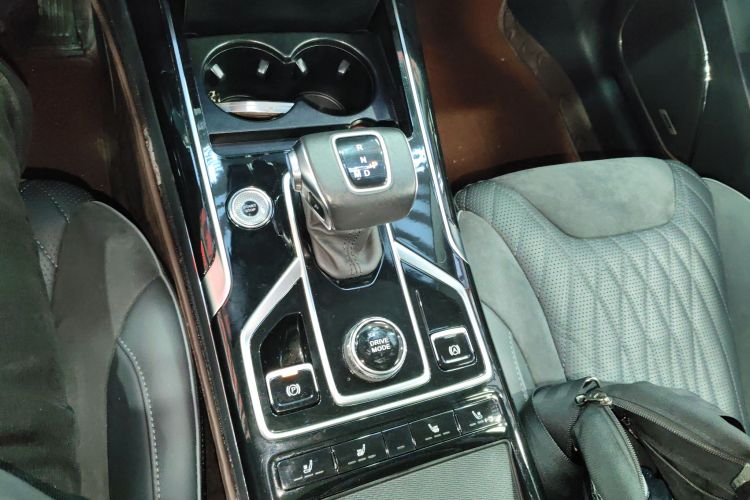 红旗HS5 2022款 改款 2.0T 智联旗享版中控内饰18