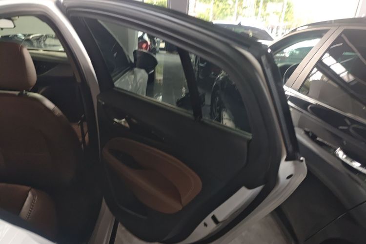 别克 君威 2020款 552T 豪华型中控内饰45