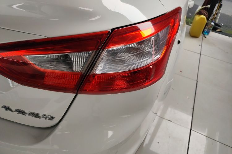 福特 福克斯 2012款 三厢 1.6L 自动舒适型车身外观9