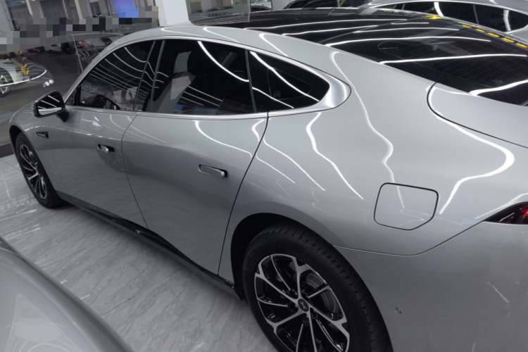 小鹏P7 2021款 480N车身外观4