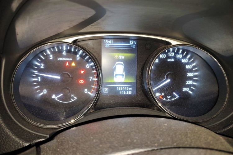 日产 奇骏 2014款 2.5L CVT豪华版 4WD中控内饰14