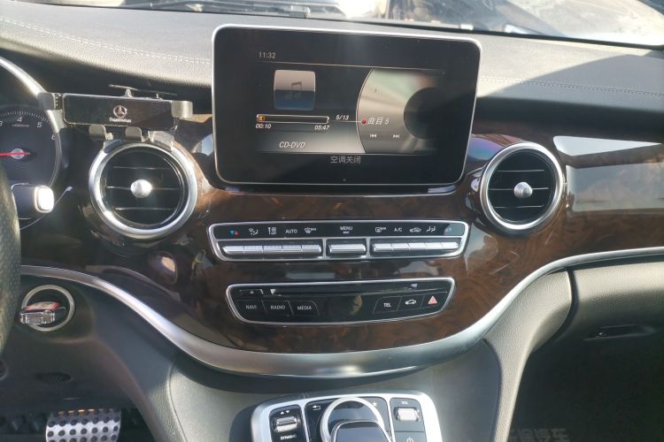 奔驰V级 2017款 V 260 L 尊贵加长版局部细节16