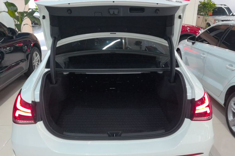 奔驰A级 2022款 改款二 A 200 L 运动轿车时尚型机舱底盘23