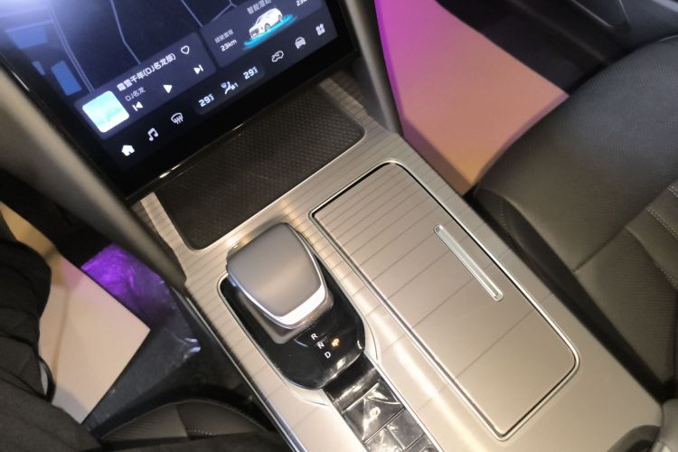 红旗HS7 PHEV 2025款 2.0T PHEV 两驱旗享版 6座中控内饰18