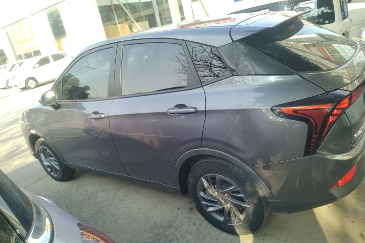 哪吒汽车 哪吒V 2022款 潮 300 Lite 磷酸铁锂车身外观4