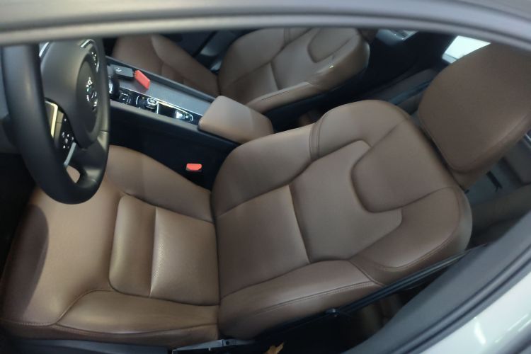 沃尔沃XC60 2024款 B5 四驱智逸豪华版中控内饰19