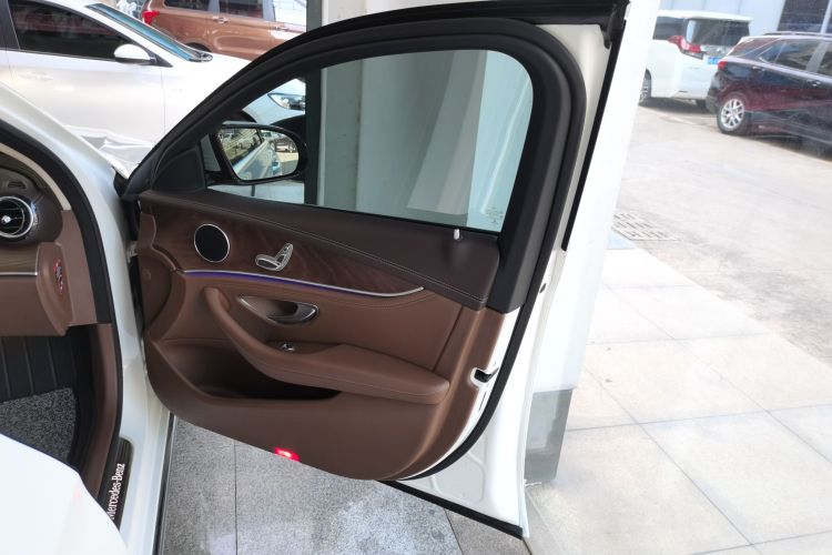 奔驰E级 2023款 E 260 L中控内饰7002