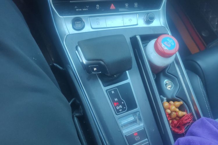 奥迪A6L 2024款 45 TFSI 臻选致雅型中控内饰18