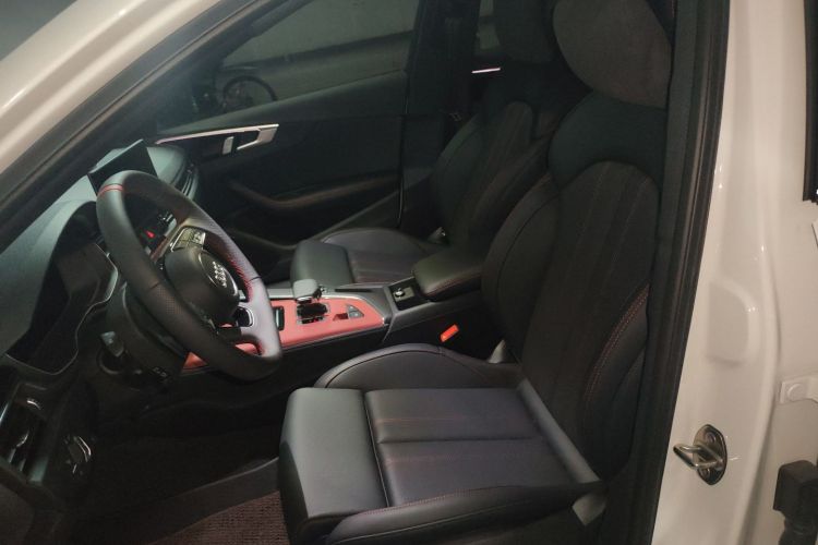 奥迪A4L 2025款 200万辆悦享版 40 TFSI 豪华动感型中控内饰19