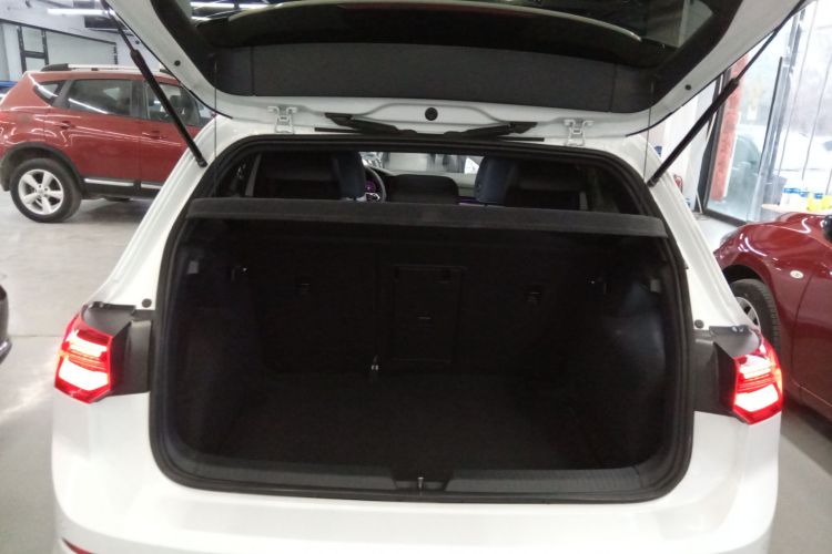 大众 高尔夫 2023款 改款 280TSI DSG R-Line Lite机舱底盘23