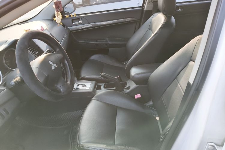 三菱 翼神 2013款 时尚版 1.8L CVT舒适型中控内饰19