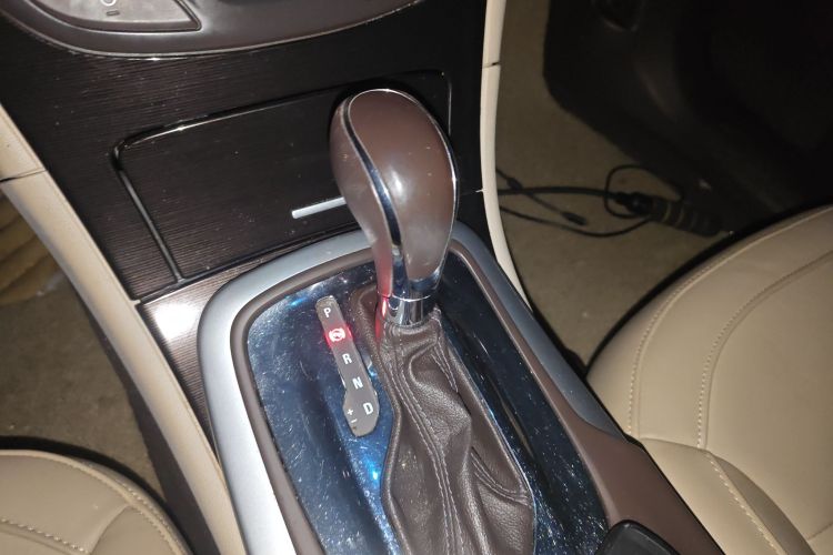 别克 君威 2015款 2.0L 精英时尚型中控内饰18