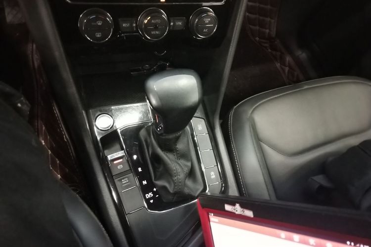 大众 途观L 2020款 330TSI 自动两驱全景舒适版 国VI中控内饰18