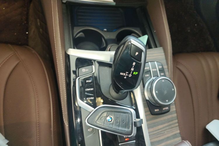 宝马5系 2019款 改款 530Li 领先型 豪华套装中控内饰18