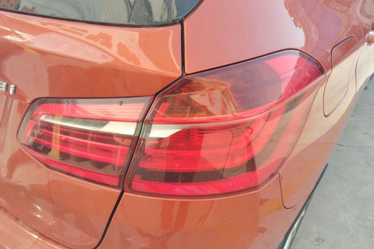 宝马2系旅行车 2016款 218i 时尚型车身外观9