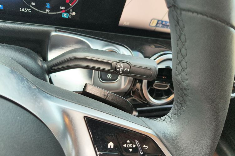 奔驰GLB 2024款 GLB 200 动感型中控内饰18