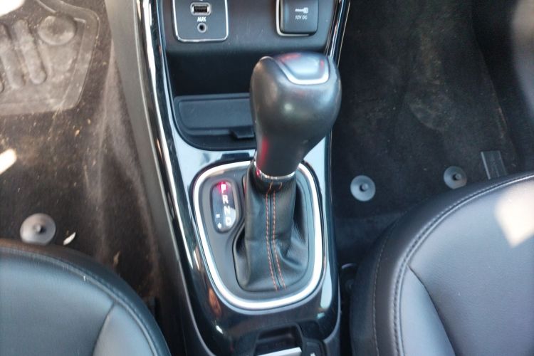 Jeep 指南者 2020款 220T 自动领先版中控内饰18