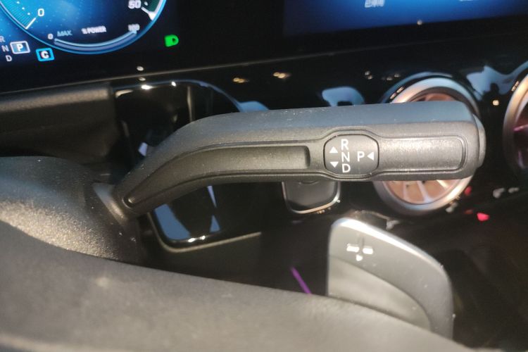 奔驰EQA 2022款 EQA 300 4MATIC 首发特别版中控内饰18