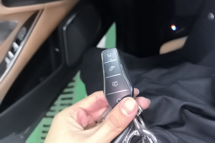 比亚迪 汉L 2025款 DM-p 四驱激光雷达旗舰型中控内饰11