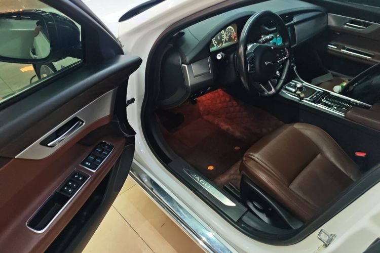 捷豹XFL 2019款 XFL 2.0T 250PS 两驱豪华版中控内饰20