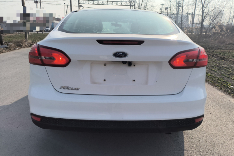 福特 福克斯 2017款 三厢 1.6L 自动舒适型智行版车身外观6