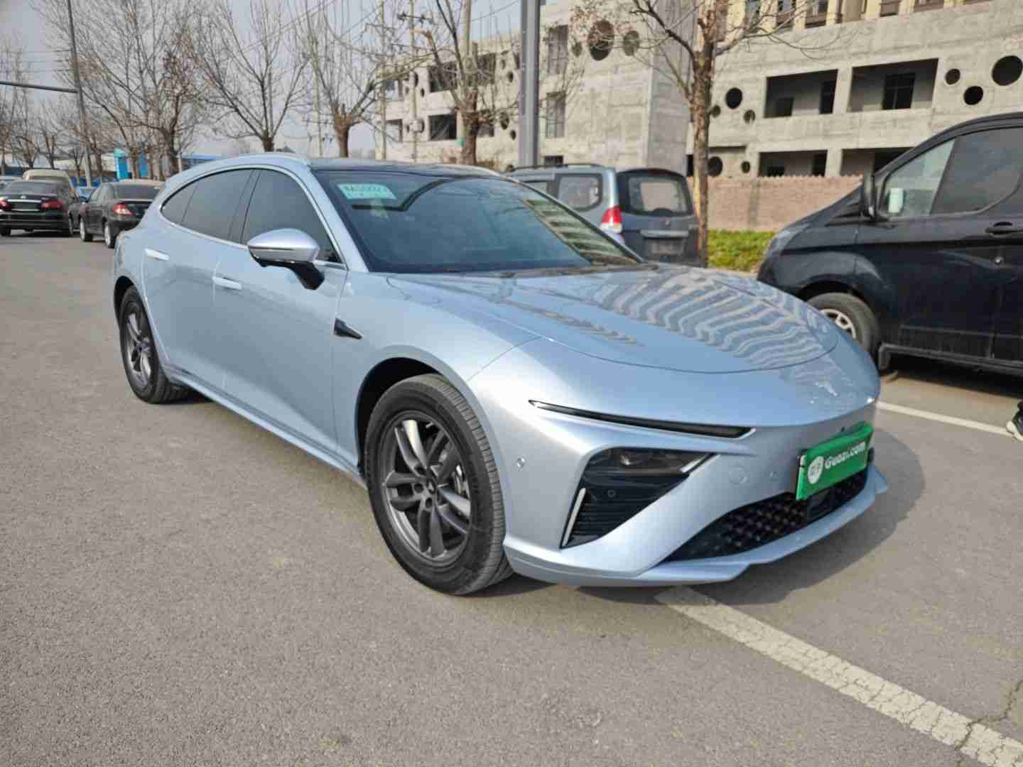 车辆右前45度外观展示