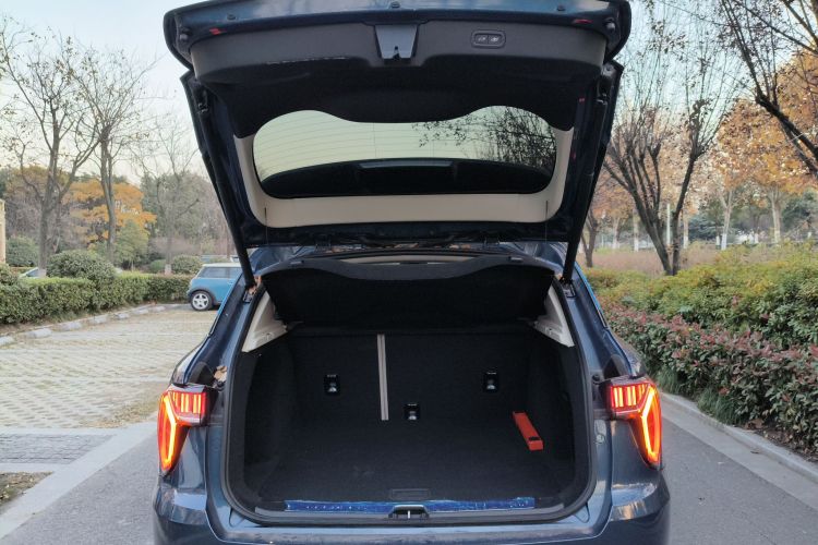 领克01 2017款 2.0T 两驱耀Pro版机舱底盘23