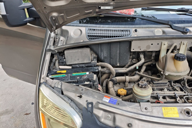 上汽大通MAXUS 新途V80 2017款 2.5T 5挡手动傲运通国IV短轴超低顶5/6/10座局部细节9006